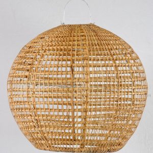 Φωτιστικό οροφής από φυσικό Rattan. Πρόκειται για ένα φωτιστικό σε σχήμα μπάλας, με αραιή πλέξη. Τα φωτιστικά με rattan ταιριάζουν σε διάφορα στυλ διακόσμησης, όπως το μποέμ (boho chic), το τροπικό (tropical) και το ρουστίκ, προσθέτοντας μια φυσική, ζεστή και χαλαρή αίσθηση στον χώρο. Μπορούν επίσης να χρησιμοποιηθούν και σε μοντέρνους χώρους για να δημιουργήσουν μια ενδιαφέρουσα αντίθεση, συνδυάζοντας το φυσικό υλικό με πιο σύγχρονα στοιχεία.