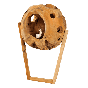 Διακοσμητική λάμπα- φωτιστικό από ξύλο Teak. Πρόκειται για μια διακοσμητική λάμπα σε σχήμα μπάλας που στο εσωτερικό της μπορεί να τοποθετηθεί κερί. Διαθέτει τετράγωνο πόδι και μπορεί να σταθεί στο δάπεδο ή να κρεμαστεί. Θα μπορούσε ταιριάξει σε πολλά στυλ διακόσμησης από σκανδιναβικό και μίνιμαλ έως ρουστίκ και μοντέρνο. Ένα φωτιστικό δαπέδου που θα απογειώσει τον χώρο σας, δίνοντας του ιδιαίτερο χαρακτήρα και στυλ. Διάσταση προϊόντος: 30Χ30Χ40