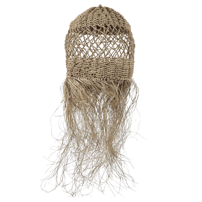 Φωτιστικό οροφής από seagrass σε φυσικό χρώμα. Πρόκειται για ένα φωτιστικό με πυκνή πλέξη στο πάνω μέρος, στη συνέχεια γίνεται πιο αραιή, για να διαχέεται το φως, έπειτα πάλι πυκνή και καταλήγει με ξέφτια από το ίδιο υλικό. Έχει φυσικό, ανοιχτόχρωμο χρώμα και δίνει μια ρουστίκ αισθητική. Το υλικό έχει μια χαρακτηριστική φυσική εμφάνιση που προσδίδει ζεστασιά και ρουστίκ χαρακτήρα σε ένα χώρο.