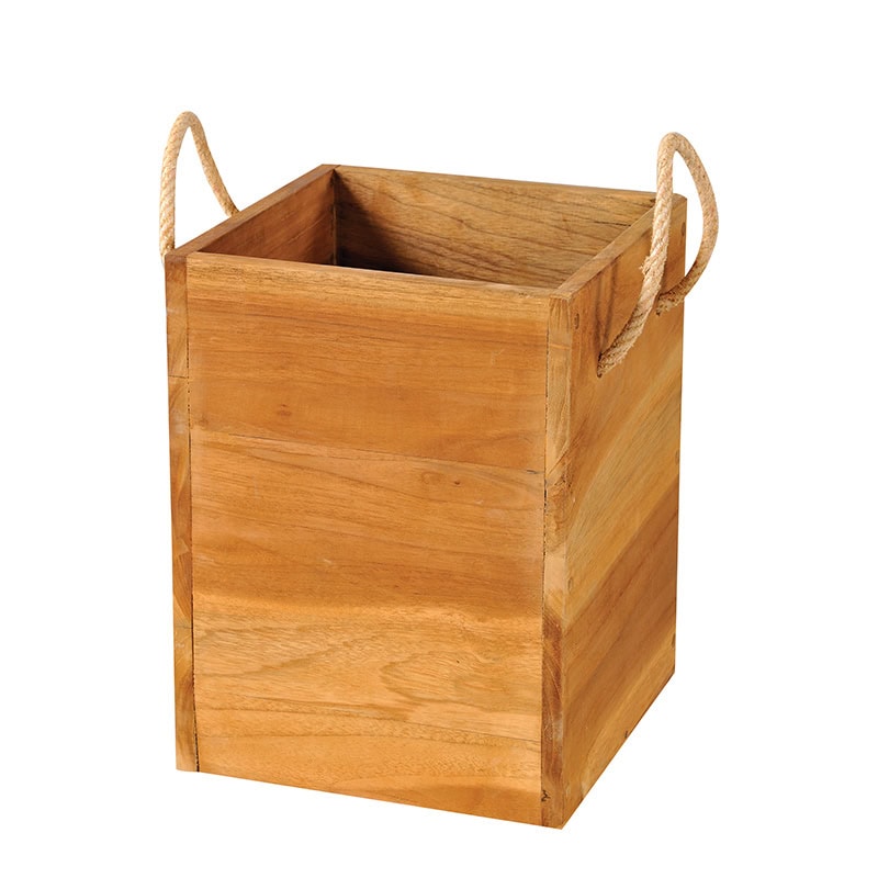 Καλάθι διακοσμητικό από ξύλο Teak, σε λιτή, ίσια γραμμή και τετράγωνο σχήμα. Διαθέτει καραβόσκοινα για εύκολη μεταφορά, συνδυάζοντας την λειτουργικότητα με το στυλ. Διάσταση προϊόντος :23X23X30cm