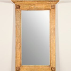 Χειροποίητος καθρέπτης γαλλικού τύπου από μασίφ Sheesham ξύλο σε ανοιχτόχρωμη φυσική απόχρωση. Ο καθρέφτης βρίσκεται σε ορθογώνιο πλαίσιο, με σκάλισμα στις τέσσερις γωνίες του. Διαθέτει πιο φαρδύ κούτελο που το κάνει να μπορεί να σταθεί και σε πιο κλασικό αλλά και country στυλ. Διάσταση προϊόντος : 73Χ110Η