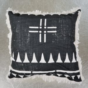 Διακοσμητικό μαξιλάρι MAJLIS ασπρόμαυρο (BLACK ADDIS). Το μαξιλάρι είναι μαύρο με λευκά γεωμετρικά σχήματα και ξέφτια περιμετρικά. Διάσταση προϊόντος: 55Χ55