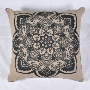 Διακοσμητικό μαξιλάρι MAJLIS ασπρόμαυρο (BLACK ADDIS). Το μαξιλάρι είναι μαύρο με λευκά γεωμετρικά σχήματα και ξέφτια περιμετρικά. Διάσταση προϊόντος: 55Χ55