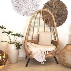 Πολυθρόνα σε σχήμα αυγού από φυσικό Rattan με μαξιλάρι σε φυσική απόχρωση. Διάσταση προϊόντος: 100X72X150H