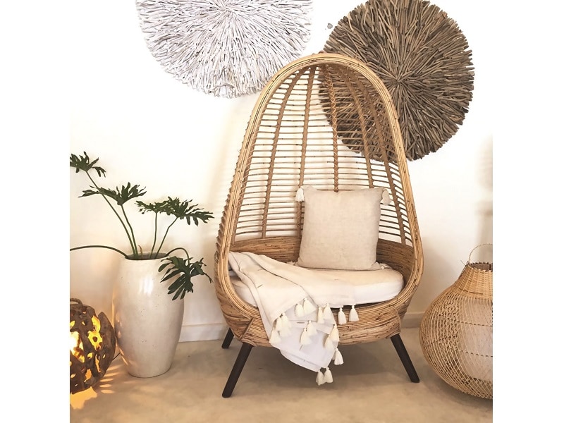 Πολυθρόνα σε σχήμα αυγού από φυσικό Rattan με μαξιλάρι σε φυσική απόχρωση. Διάσταση προϊόντος: 100X72X150H