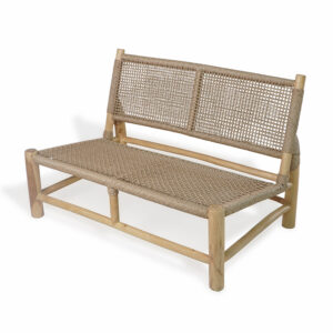 Kαναπές Boho style Paris με συνθετικό Rattan και ξύλο Teak. Ένας καναπές από ξύλο teak προσφέρει οφέλη όπως ανθεκτικότητα, φυσική αισθητική και χαμηλές απαιτήσεις συντήρησης. Το ξύλο teak είναι πλούσιο σε φυσικά έλαια που το προστατεύουν από υγρασία, σήψη και έντομα, διαρκώντας για δεκαετίες χωρίς να στρεβλώνει ή να σκίζεται εύκολα. Επίσης, δημιουργεί μια αίσθηση ζεστασιάς και πολυτέλειας, ταιριάζοντας τόσο σε κλασικούς όσο και σε σύγχρονους χώρους. Συνδυάζονται άψογα με φυσικές υφές όπως λινό και βαμβάκι, ταιριάζουν σε μινιμαλιστικά, tropical/eco-chic και boho στυλ, και προσφέρουν ευελιξία καθώς χρησιμοποιούνται σε φωτιστικά, καρέκλες και τραπέζια. Διάσταση προϊόντος: 120X70X78H