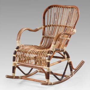 Κουνιστή πολυθρόνα από φυσικό Rattan σε φυσική απόχρωση. Με ανοιχτόχρωμα δεσίματα. Διάσταση προϊόντος: 86X56X95H