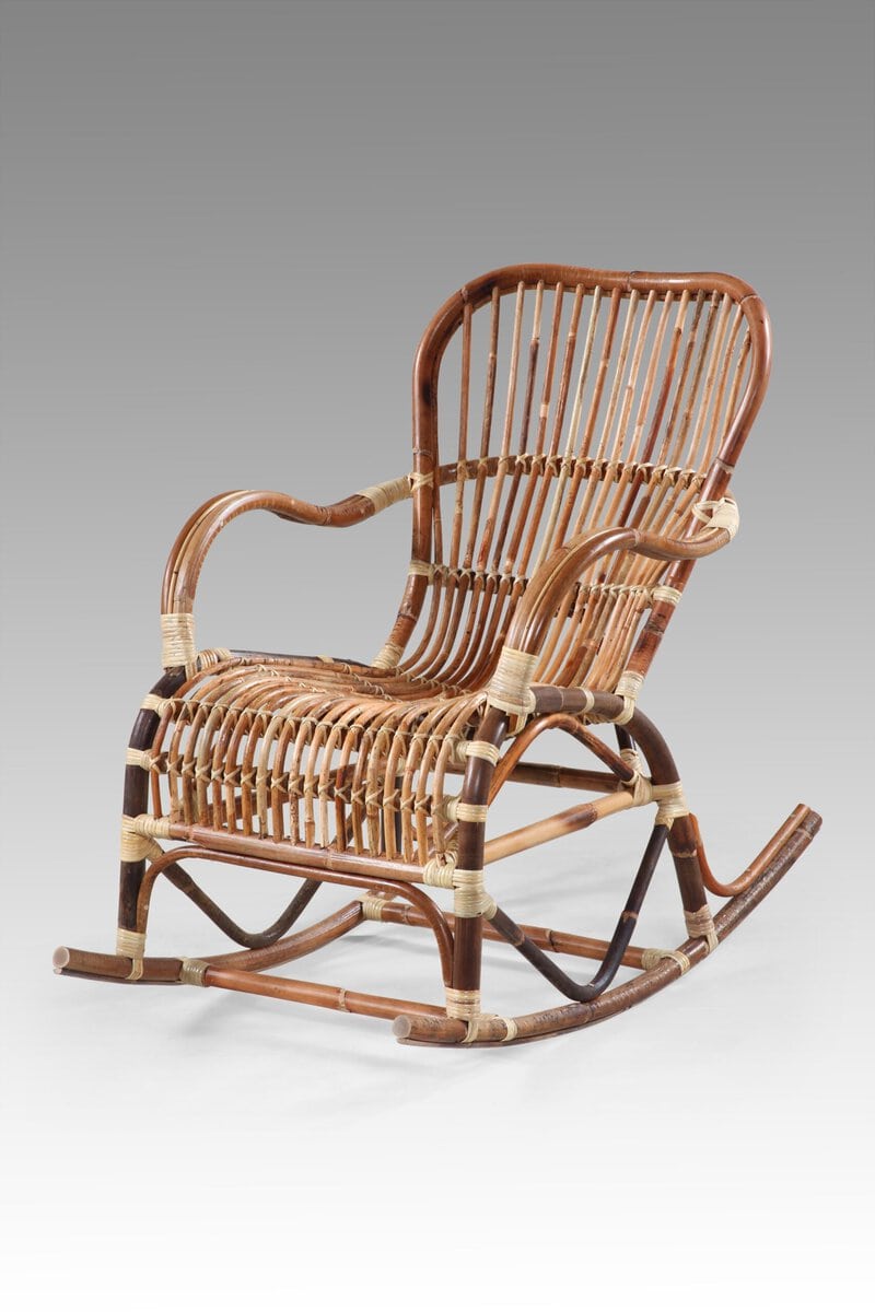 Κουνιστή πολυθρόνα από φυσικό Rattan σε φυσική απόχρωση. Με ανοιχτόχρωμα δεσίματα. Διάσταση προϊόντος: 86X56X95H