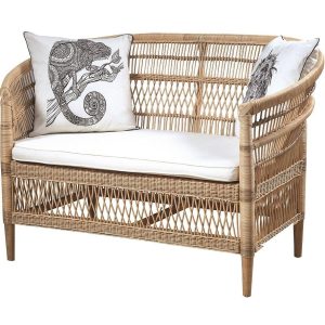 KKαναπές Boho από φυσικό Rattan σε φυσική απόχρωση με μαξιλάρι. Έπιπλα σαλονιού από rattan προσφέρουν φυσική ζεστασιά και κομψότητα, ενσωματώνοντας την αίσθηση της φύσης και δημιουργώντας χαλαρή ατμόσφαιρα. Συνδυάζονται άψογα με φυσικές υφές όπως λινό και βαμβάκι, ταιριάζουν σε μινιμαλιστικά, tropical/eco-chic και boho στυλ, και προσφέρουν ευελιξία καθώς χρησιμοποιούνται σε φωτιστικά, καρέκλες και τραπέζια. Επιπλέον, η χρήση φυσικού rattan επιτρέπει τη δημιουργία ενός συνεχούς δεσμού με τη φύση, ενώ η ανθεκτικότητα προσφέρει μακροχρόνια χρήση και λιγότερη συντήρηση. Διάσταση προϊόντος: 140X70X87