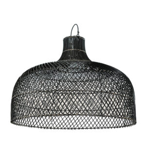 Κρεμαστό φωτιστικό από φυσικό Rattan σε μαύρο χρώμα. Πρόκειται για ένα φωτιστικό με ελαφρώς στρογγυλό σχήμα και πλεγμένο rattan σε μαύρο χρώμα. Τα φωτιστικά με rattan ταιριάζουν σε διάφορα στυλ διακόσμησης, όπως το μποέμ (boho chic), το τροπικό (tropical) και το ρουστίκ, προσθέτοντας μια φυσική, ζεστή και χαλαρή αίσθηση στον χώρο. Μπορούν επίσης να χρησιμοποιηθούν και σε μοντέρνους χώρους για να δημιουργήσουν μια ενδιαφέρουσα αντίθεση, συνδυάζοντας το φυσικό υλικό με πιο σύγχρονα στοιχεία.