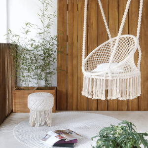 Κούνια με σκελετό από φυσικό Rattan και κορδόνι macrame σε "σπασμένο λευκό χρώμα. Διάσταση προϊόντος: 60X70X150H