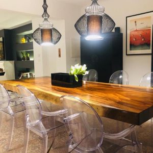 Κρεμαστό φωτιστικό μεταλλικό με ιδιαίτερη πλέξη. Πρόκειται για ένα μονόφωτο φωτιστικό οροφής, σε σκούρο γκρι χρώμα. Η πλέξη είναι λεπτή και το σχήμα ελαφρώς κωνικό. Τα φωτιστικά από σύρμα ταιριάζουν κυρίως σε σύγχρονα, μινιμαλιστικά, industrial, boho chic, και tropical στυλ διακόσμησης, καθώς η υφή και η φύση του σύρματος μπορούν να προσθέσουν ένα στοιχείο φυσικότητας, εκλεκτικισμού ή βιομηχανικής αισθητικής. Συνδυάζοντας τη λειτουργικότητα και την αισθητική, το σύρμα μπορεί να ενσωματωθεί σε σύγχρονα σχέδια, όπου η άνεση και η ομορφιά συνυπάρχουν αρμονικά.