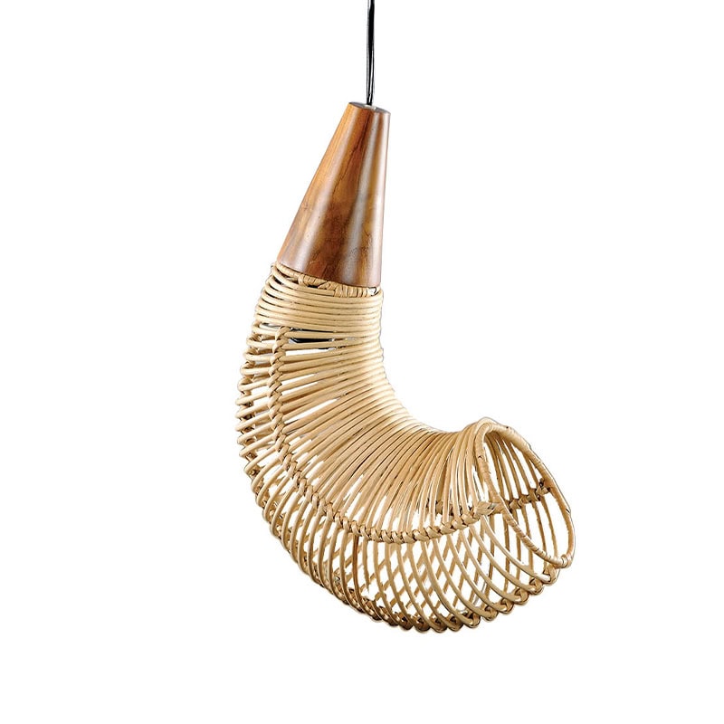 Χειροποίητο κρεμαστό φωτιστικό από φυσικό Rattan. Πρόκειται για ένα φωτιστικό σε σχήμα κοχύλι με φυσικό Rattan, ξύλο Teak και μέταλλο. Τα φωτιστικά με rattan ταιριάζουν σε διάφορα στυλ διακόσμησης, όπως το μποέμ (boho chic), το τροπικό (tropical) και το ρουστίκ, προσθέτοντας μια φυσική, ζεστή και χαλαρή αίσθηση στον χώρο. Μπορούν επίσης να χρησιμοποιηθούν και σε μοντέρνους χώρους για να δημιουργήσουν μια ενδιαφέρουσα αντίθεση, συνδυάζοντας το φυσικό υλικό με πιο σύγχρονα στοιχεία.