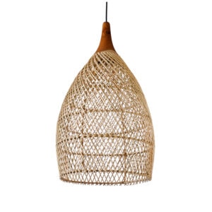 Φωτιστικό οροφής SIRIUS από φυσικό Rattan και ξύλο Teak. Πρόκειται για ένα φωτιστικό που το ντουί του είναι από ξύλο teak στο χρώμα του ξύλου και το καπέλο του από rattan με αραιή πλέξη και κωνικό σχήμα. Τα φωτιστικά με rattan ταιριάζουν σε διάφορα στυλ διακόσμησης, όπως το μποέμ (boho chic), το τροπικό (tropical) και το ρουστίκ, προσθέτοντας μια φυσική, ζεστή και χαλαρή αίσθηση στον χώρο. Μπορούν επίσης να χρησιμοποιηθούν και σε μοντέρνους χώρους για να δημιουργήσουν μια ενδιαφέρουσα αντίθεση, συνδυάζοντας το φυσικό υλικό με πιο σύγχρονα στοιχεία.