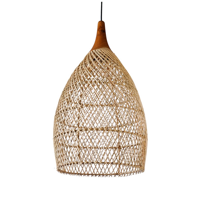 Φωτιστικό οροφής SIRIUS από φυσικό Rattan και ξύλο Teak. Πρόκειται για ένα φωτιστικό που το ντουί του είναι από ξύλο teak στο χρώμα του ξύλου και το καπέλο του από rattan με αραιή πλέξη και κωνικό σχήμα. Τα φωτιστικά με rattan ταιριάζουν σε διάφορα στυλ διακόσμησης, όπως το μποέμ (boho chic), το τροπικό (tropical) και το ρουστίκ, προσθέτοντας μια φυσική, ζεστή και χαλαρή αίσθηση στον χώρο. Μπορούν επίσης να χρησιμοποιηθούν και σε μοντέρνους χώρους για να δημιουργήσουν μια ενδιαφέρουσα αντίθεση, συνδυάζοντας το φυσικό υλικό με πιο σύγχρονα στοιχεία.