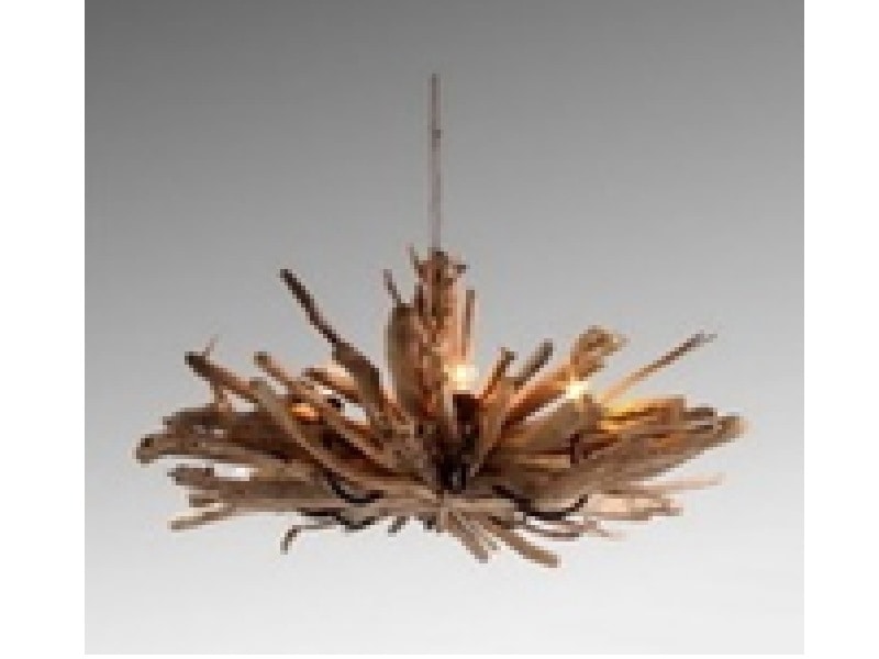 Κρεμαστό φωτιστικό οροφής από φυσικά κλαδιά ξύλου Teak. Πρόκειται για ένα πολύφωτο φωτιστικό που ξεκινάει με ένα κορμό ξύλου και καταλήγει με πολλά μικρά, λεπτά και άνισα ξύλα, που ανάμεσα τους βγαίνουν οι λάμπες. Θα μπορούσε ταιριάξει σε πολλά στυλ διακόσμησης από σκανδιναβικό και μίνιμαλ έως ρουστίκ και μοντέρνο. Ένα φωτιστικό που θα απογειώσει τον χώρο σας, δίνοντας του ιδιαίτερο χαρακτήρα και στυλ.