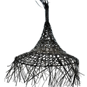 Κρεμαστό φωτιστικό από χειροποίητο φυσικό Rattan, σε μαύρο χρώμα. Πρόκειται για ένα φωτιστικό με αραιή πλέξη rattan και κωνικό σχήμα. Στο κάτω μέρος οι απολήξεις του υλικού δεν είναι πλεγμένες, δημιουργώντας κρόσια. Τα φωτιστικά με rattan ταιριάζουν σε διάφορα στυλ διακόσμησης, όπως το μποέμ (boho chic), το τροπικό (tropical) και το ρουστίκ, προσθέτοντας μια φυσική, ζεστή και χαλαρή αίσθηση στον χώρο. Μπορούν επίσης να χρησιμοποιηθούν και σε μοντέρνους χώρους για να δημιουργήσουν μια ενδιαφέρουσα αντίθεση, συνδυάζοντας το φυσικό υλικό με πιο σύγχρονα στοιχεία.