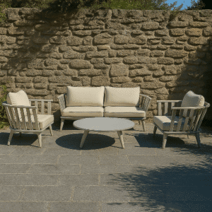 Σετ σαλονιού αλουμίνιου, το οποίο περιλαμβάνει έναν καναπέ, δυο πολυθρόνες, τραπέζι και αδιάβροχα μαξιλάρια. Τα έπιπλα και τα στοιχεία διακόσμησης από αλουμίνιο προσφέρουν οφέλη όπως εξαιρετική αντοχή στη σκουριά και τις καιρικές συνθήκες, ελαφρότητα και λιτές, minimal αισθητική που ταιριάζει σε μοντέρνους χώρους. Είναι επίσης ένα βιώσιμο και ανακυκλώσιμο υλικό, απαιτεί ελάχιστη συντήρηση, και παρουσιάζει θερμομονωτικά πλεονεκτήματα χάρη στην ανακλαστικότητά του. Διαστάσεις προϊόντων: Καναπές: 175x77x60, Πολυθρόνα: 95x77x60, Τραπέζι: D80x24