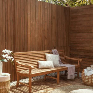 Καναπές τριθέσιος Ampera από ξύλο Teak χωρίς μαξιλάρια. Ένας καναπές από ξύλο teak προσφέρει οφέλη όπως ανθεκτικότητα, φυσική αισθητική και χαμηλές απαιτήσεις συντήρησης. Το ξύλο teak είναι πλούσιο σε φυσικά έλαια που το προστατεύουν από υγρασία, σήψη και έντομα, διαρκώντας για δεκαετίες χωρίς να στρεβλώνει ή να σκίζεται εύκολα. Επίσης, δημιουργεί μια αίσθηση ζεστασιάς και πολυτέλειας, ταιριάζοντας τόσο σε κλασικούς όσο και σε σύγχρονους χώρους. Διάσταση προϊόντος: 200X70X88H