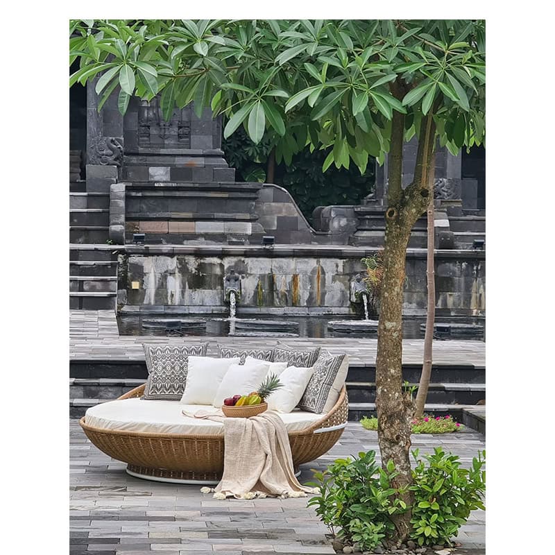 Καναπές κρεβάτι Klomp Day Bed από συνθετικό Rattan με πλαίσιο αλουμινίου. Περιλαμβάνει μαξιλάρια σε εκρού χρώμα. Κατάλληλο για εξωτερικό και εσωτερικό χώρο. Διάσταση προϊόντος: Φ170X36-76H