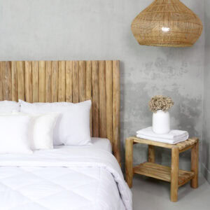 Κομοδίνο Moon από ξύλο Teak. Ένα κομοδίνο από κορμούς ξύλου Teak είναι ένα μοναδικό και εντυπωσιακό έπιπλο, που φέρνει τη φυσική, ρουστίκ αισθητική του δάσους στον χώρο σας. Αυτός ο σχεδιασμός είναι ιδανικός για όσους θέλουν να προσθέσουν μια οργανική, χειροποίητη πινελιά στη διακόσμηση. Κάθε κομοδίνο είναι ένα μοναδικό κομμάτι, καθώς οι κορμοί από τους οποίους κατασκευάζεται έχουν φυσικές ατέλειες και διαφορετικά νερά. Ο σχεδιασμός τονίζει τις φυσικές μορφές του ξύλου, δημιουργώντας μια αίσθηση πρωτογονισμού και σύνδεσης με τη φύση. Ένα τέτοιο κομοδίνο μπορεί να ενσωματωθεί σε διάφορα στυλ διακόσμησης, όπως: Ρουστίκ και Boho: Ταιριάζει άψογα σε ένα μποέμ ή ρουστίκ υπνοδωμάτιο, δημιουργώντας μια ζεστή ατμόσφαιρα. Industrial: Η φυσική υφή του ξύλου δημιουργεί μια ενδιαφέρουσα αντίθεση με μεταλλικά στοιχεία. Minimal: Αν και είναι ένα statement κομμάτι, μπορεί να χρησιμοποιηθεί σε έναν μίνιμαλ χώρο για να προσθέσει υφή και χαρακτήρα. Διάσταση προϊόντος: : 55Χ45Χ51H