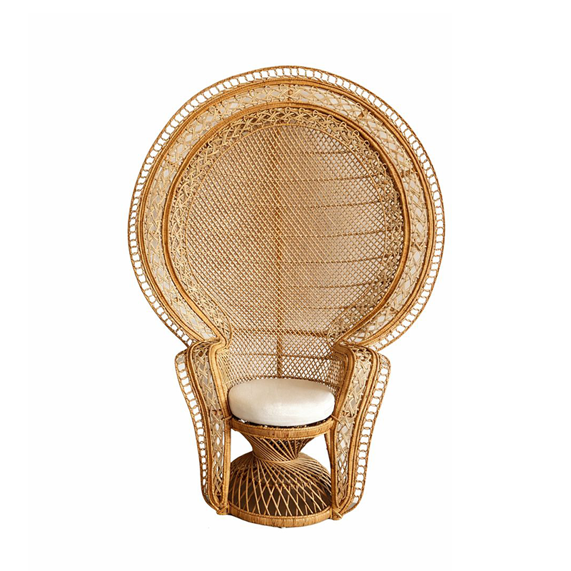 Πολυθρόνα Peacock με μαξιλάρι από φυσικό Rattan σε φυσική απόχρωση. Οι πολυθρόνες από rattan προσφέρουν φυσική ζεστασιά και κομψότητα, ενσωματώνοντας την αίσθηση της φύσης και δημιουργώντας χαλαρή ατμόσφαιρα. Συνδυάζονται άψογα με φυσικές υφές όπως λινό και βαμβάκι, ταιριάζουν σε μινιμαλιστικά, tropical/eco-chic και boho στυλ, και προσφέρουν ευελιξία καθώς χρησιμοποιούνται σε φωτιστικά, καρέκλες και τραπέζια. Επιπλέον, η χρήση φυσικού rattan επιτρέπει τη δημιουργία ενός συνεχούς δεσμού με τη φύση, ενώ η ανθεκτικότητα προσφέρει μακροχρόνια χρήση και λιγότερη συντήρηση. Διάσταση προϊόντος : 150X55X200H Υλικό κατασκευής: Το Rattan είναι το καλύτερο και το πιο ευρέως χρησιμοποιούμενο φυσικό υλικό για πλεκτές κατασκευές κυρίως επειδή είναι ελαφρύ και θεωρείται το ποιοτικότερο και ανθεκτικότερο υλικό. Η εξ ολοκλήρου χειροποίητη φύση των επίπλων σημαίνει ότι δεν υπάρχουν δύο κομμάτια ή πλευρές του ίδιου κομματιού που να είναι ακριβώς όμοια. Οι ασυνέπειες και οι ατέλειες πρέπει να αναμένονται και να εκτιμώνται. Είναι εγγενείς σε μια μη αυτοματοποιημένη παραγωγική διαδικασία και δεν επηρεάζουν την ποιότητα ή την αξία του αντικειμένου. Συντήρηση: Ξεσκόνισμα με στεγνό πανί.
