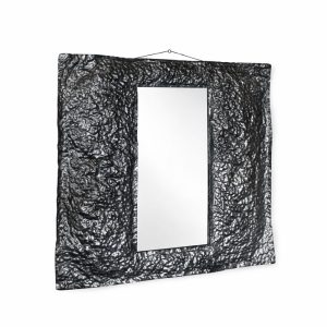 Διακοσμητικός καθρέπτης τοίχου με μαύρη ανάγλυφη μεταλλική κορνίζα, ιδανικός για να προσθέσει χαρακτήρα και βάθος σε κάθε χώρο. Ο μοντέρνος σχεδιασμός με την ακανόνιστη υφή της κορνίζας δημιουργεί ένα μοναδικό αισθητικό αποτέλεσμα που ξεχωρίζει. Ο μαύρος καθρέπτης τοίχου ταιριάζει άψογα σε σύγχρονους, industrial και minimal χώρους, ενώ λειτουργεί τόσο διακοσμητικά όσο και πρακτικά, ενισχύοντας το φως και την αίσθηση του χώρου. Μπορεί να τοποθετηθεί σε σαλόνι, χωλ, υπνοδωμάτιο ή επαγγελματικό χώρο. Η ανθεκτική κατασκευή και η κομψή του εμφάνιση τον καθιστούν ιδανική επιλογή για όσους αναζητούν έναν μοντέρνο καθρέπτη διακόσμησης με ιδιαίτερο design.