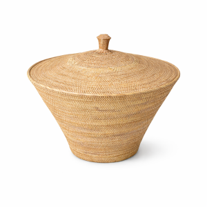 Χειροποίητο καλάθι αποθήκευσης με καπάκι, κατασκευασμένο από φυσικό rattan υψηλής ποιότητας. Ο κομψός κωνικός σχεδιασμός και η φυσική του απόχρωση το καθιστούν ιδανική επιλογή για κάθε σύγχρονο ή boho χώρο. Το ψάθινο καλάθι με καπάκι προσφέρει πρακτική λύση αποθήκευσης για κουβέρτες, ρούχα, παιχνίδια ή αντικείμενα καθημερινής χρήσης, διατηρώντας τον χώρο οργανωμένο και καλαίσθητο. Το καπάκι προστατεύει το περιεχόμενο από σκόνη και προσφέρει καθαρή, τακτοποιημένη εικόνα. Ιδανικό για σαλόνι, υπνοδωμάτιο ή μπάνιο, αποτελεί ταυτόχρονα διακοσμητικό καλάθι και λειτουργικό αξεσουάρ εσωτερικού χώρου.